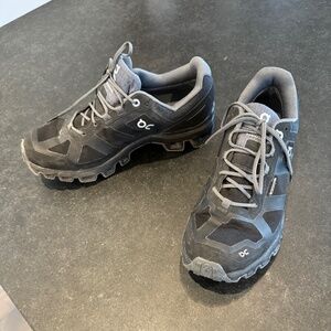 On Running Tennis shoes size 7.5 Waterproof